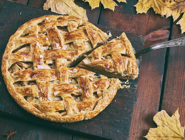 Tarte Aux Pommes Ronde Sur Une Planche Bois Marron Pâte — Photo