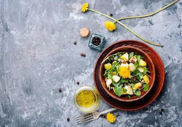 Frisse Salade Met Paardebloemen Bloemen Wortel Komkommer Rucola Gezonde Voeding — Stockfoto