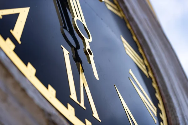 ロシアの教会の塔の大時計 時計の文字盤の詳細な近いビュー — ストック写真