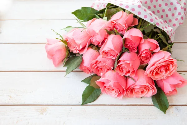 Ramo Rosas Rosadas Exuberantes Sobre Fondo Madera Blanca —  Fotos de Stock