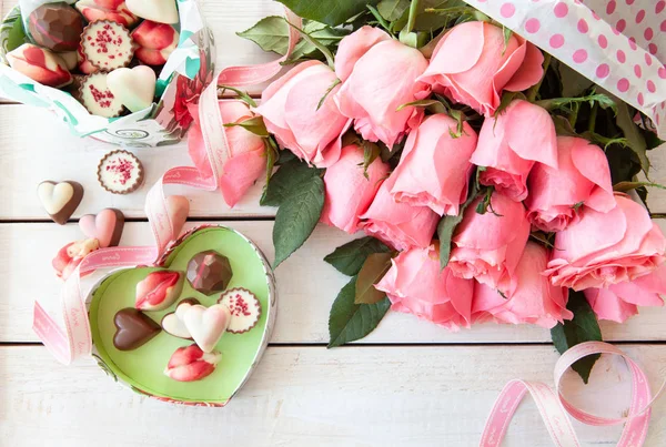 Bando Rosas Rosa Exuberantes Chocolates Coloridos — Fotografia de Stock