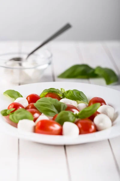 Friss Mozzarella Sajtgolyók Cseresznyés Paradicsommal Fehér Alapon Izolált Zöld Bazsalikommal — Stock Fotó