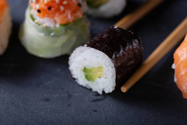 Japoński Sushi Czarnym Tle Miejsca Kopiowania Tekstu Soft Focus Azjatycka — Zdjęcie stockowe