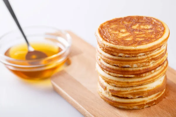 Amerikanischen Süßen Hausgemachten Stapel Von Pfannkuchen Oder Krapfen Mit Honig — Stockfoto