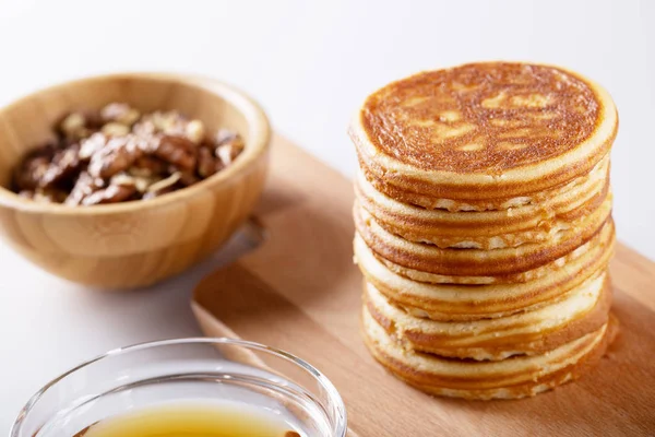 Makanan Manis Amerika Tumpukan Pancake Atau Gorengan Dengan Kacang Dan — Stok Foto