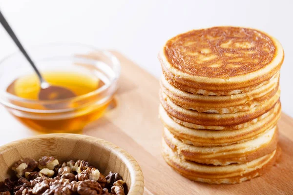 Makanan Manis Amerika Tumpukan Pancake Atau Gorengan Dengan Kacang Dan — Stok Foto