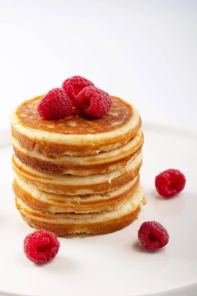 Amerikanischen Süßen Hausgemachten Stapel Von Pfannkuchen Oder Krapfen Mit Himbeerfrüchten — Stockfoto