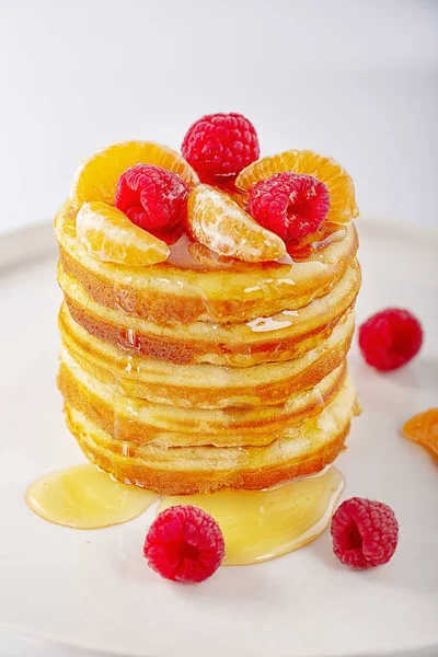 Amerikanischen Süßen Hausgemachten Stapel Von Pfannkuchen Oder Krapfen Mit Himbeerfrüchten — Stockfoto