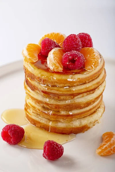 Amerikanischen Süßen Hausgemachten Stapel Von Pfannkuchen Oder Krapfen Mit Himbeerfrüchten — Stockfoto