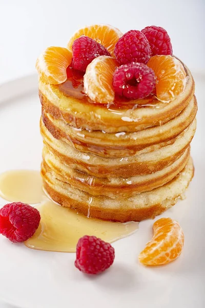 Amerikanischen Süßen Hausgemachten Stapel Von Pfannkuchen Oder Krapfen Mit Himbeerfrüchten — Stockfoto