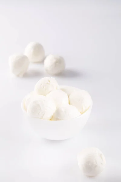 Mozzarella Kaas Keramische Plaat Witte Achtergrond Bovenaanzicht Plat Leggen Soft — Stockfoto