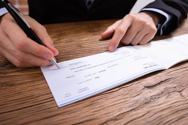 Close Cheque Assinatura Mão Empresário Com Caneta Escritório — Fotografia de Stock