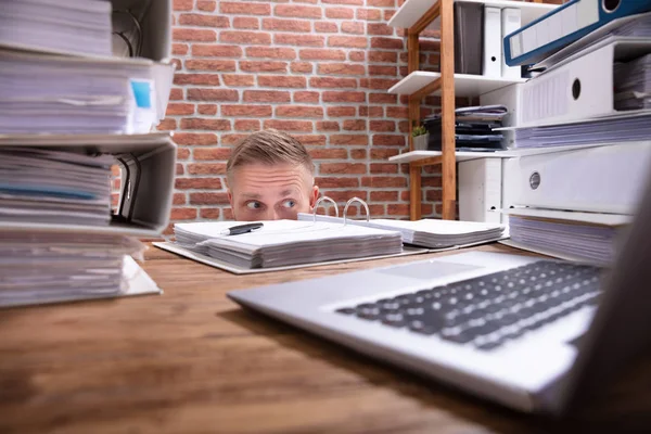 Close Businessman Hiding Desk Stack Folders Laptop — Stock Photo, Image