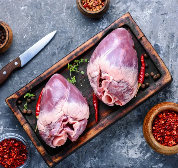 Whole Pork Heart Chopping Board — Stock Photo, Image