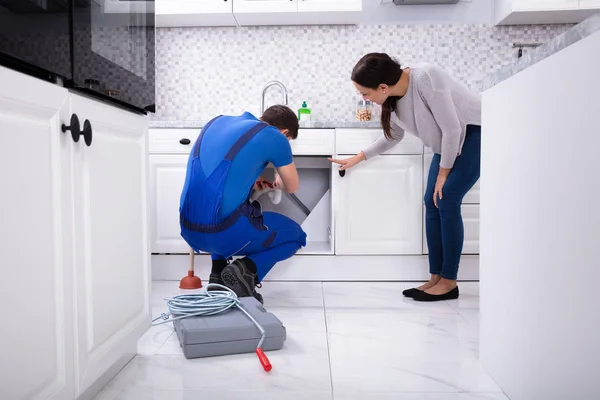 Mulher Reclamando Clog Sink Para Jovem Encanador Masculino Cozinha — Fotografia de Stock