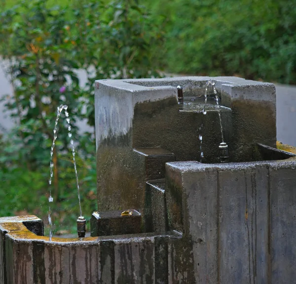 Betonbrunnen Für Trinkwasser Park — Stockfoto