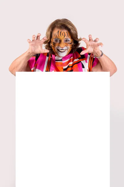 Mujer Mayor Con Pintura Facial Tigre Sobre Una Pizarra Blanca — Foto de Stock