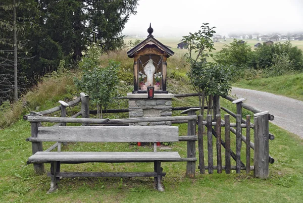 Maagd Maria Standbeeld Een Zijdelings Heiligdom Met Houten Hek Bank — Stockfoto