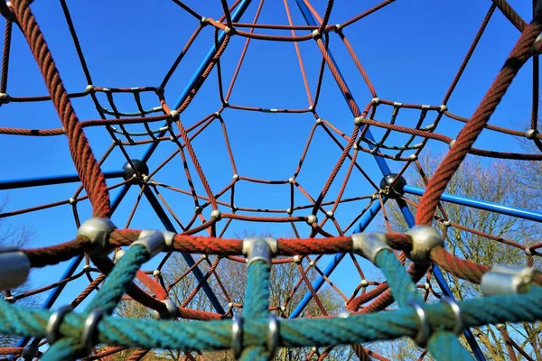 Subiendo Vara Sobre Parque Infantil — Foto de Stock