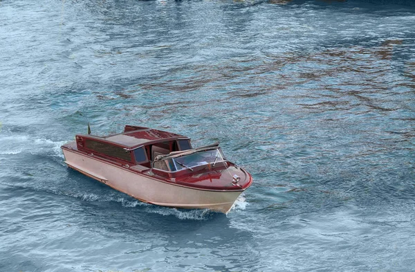 Такси Лодка Канале Венеции — стоковое фото