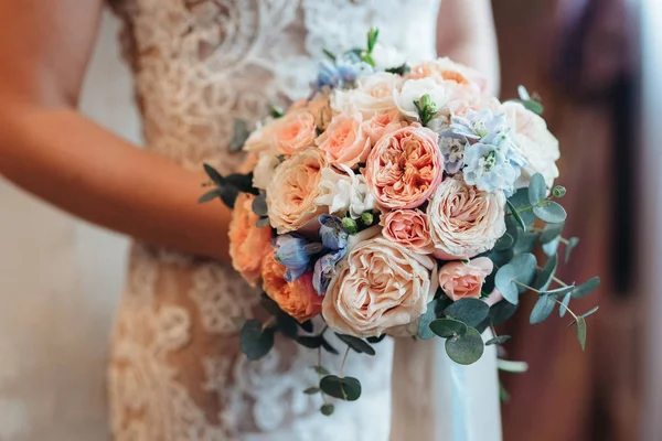 Menyasszonyi Csokor Virágokkal Esküvői Flóra — Stock Fotó