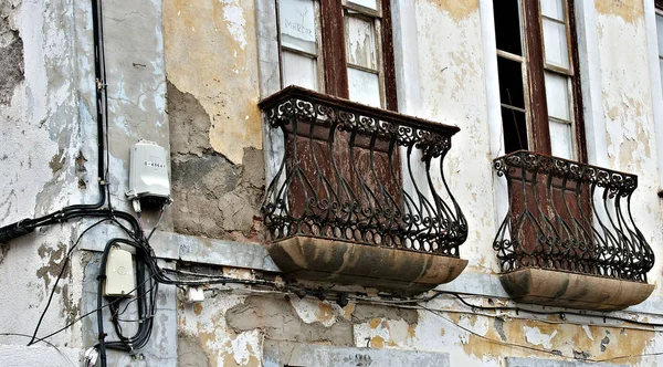 Widok Fasadę Budynku Starym Balkonem — Zdjęcie stockowe