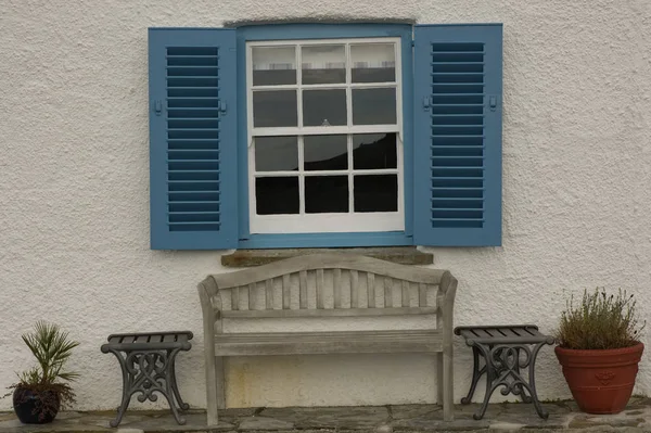 Blå Fönsterluckor Vitkalkad Stuga Cornwall England — Stockfoto