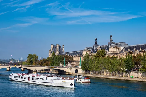 フランス パリのセーヌ川上を表示します — ストック写真