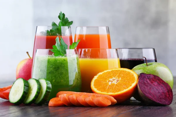 Vasos Con Zumos Frutas Vegetales Orgánicos Frescos Dieta Desintoxicación — Foto de Stock