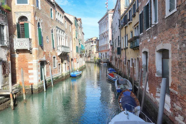 Βάρκες Στην Πλάγια Στενό Κανάλι Βενετία Ιταλία — Φωτογραφία Αρχείου