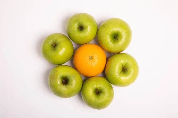 Frische Grüne Äpfel Und Eine Orange Isoliert Auf Weißem Hintergrund — Stockfoto