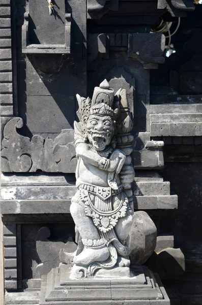 印度尼西亚巴厘庙宇前的印度尼西亚神像 — 图库照片