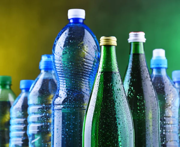 Samenstelling Met Verschillende Soorten Flessen Met Mineraalwater — Stockfoto