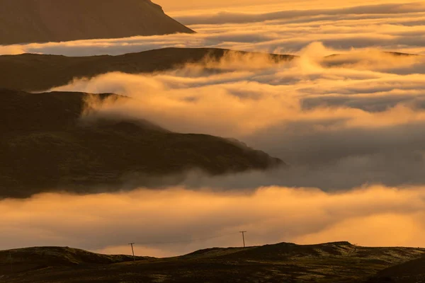 Zasněná Mlhavá Krajina Nad Mořem Mraků Hory Při Západu Slunce — Stock fotografie