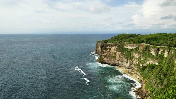 Cliff Uluwatu Tapınağı Nda Veya Pura Luhur Uluwatu Bir Turistik — Stok fotoğraf