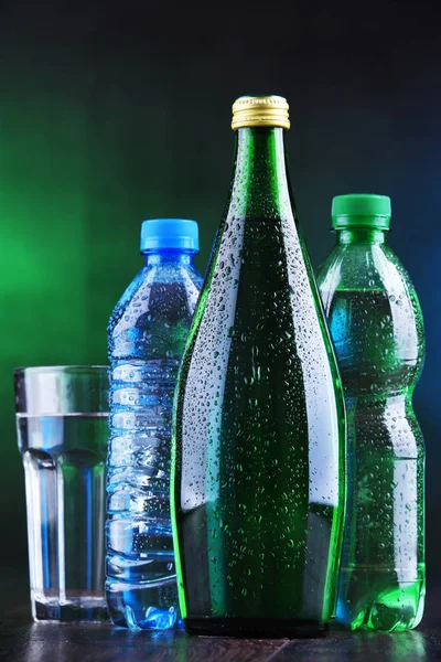 Samenstelling Met Verschillende Soorten Flessen Met Mineraalwater — Stockfoto