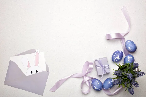 Χρωματιστά Πασχαλινά Αυγά Κουτί Δώρου Διακοσμητικό Λουλούδι Και Λευκό Φύλλο — Φωτογραφία Αρχείου