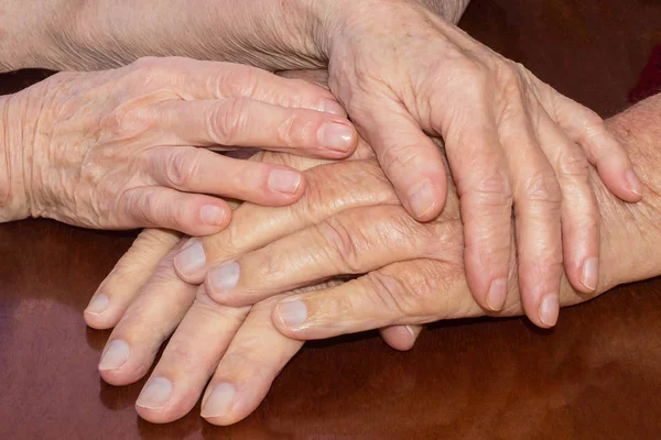 Alte Leute Die Sich Den Händen Halten Nahaufnahme Auf Holztisch — Stockfoto