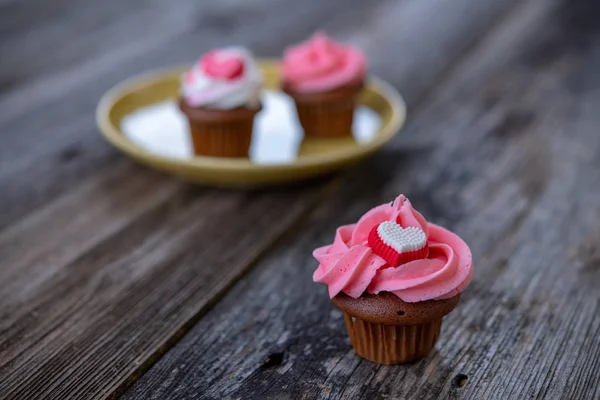 Muffins Rosados Blancos Tierra Madera Con Crema Batida Del Corazón — Foto de Stock