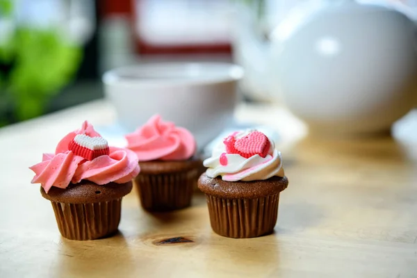 Muffins Rosados Blancos Con Teapot — Foto de Stock