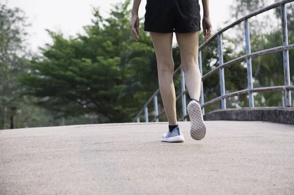 Eine Frau Die Morgens Joggt Sport Treibt Und Ein Gesundes — Stockfoto