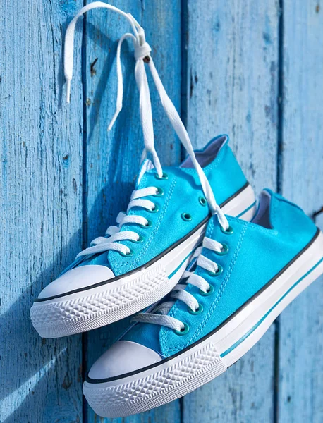 Par Zapatillas Textiles Azules Colgando Clavo Pared Tablones Madera Agrietados — Foto de Stock
