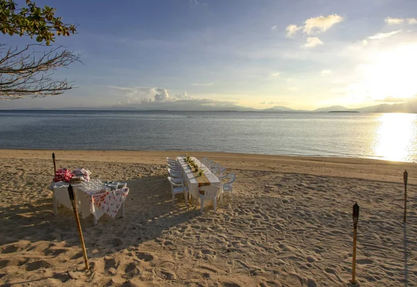 Jantar Pôr Sol Uma Praia Paradisíaca — Fotografia de Stock