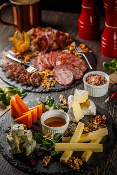 Assortimento Antipasti Salumi Formaggi Italiani — Foto Stock