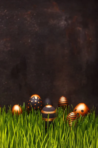 Пасхальная Композиция Золотыми Черными Яйцами Прячущимися Зеленой Траве Копировальное Пространство — стоковое фото