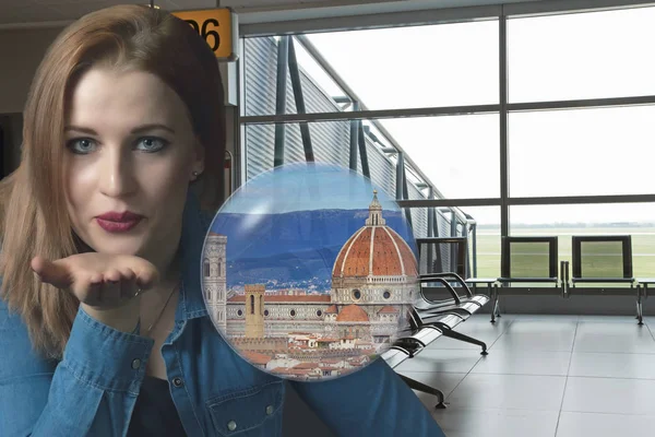 Eine Sinnliche Junge Frau Schickt Flughafen Terminal Einen Kuss Mit — Stockfoto