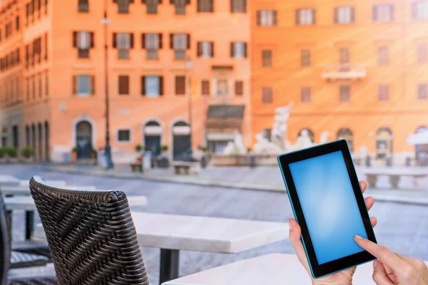 Weibliche Finger Berühren Tablet Mit Leerem Bildschirm Bereit Für Ihren — Stockfoto