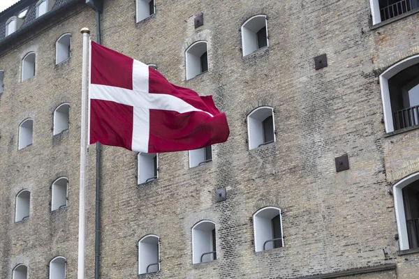 丹麦国旗在室外迎风飘扬 — 图库照片