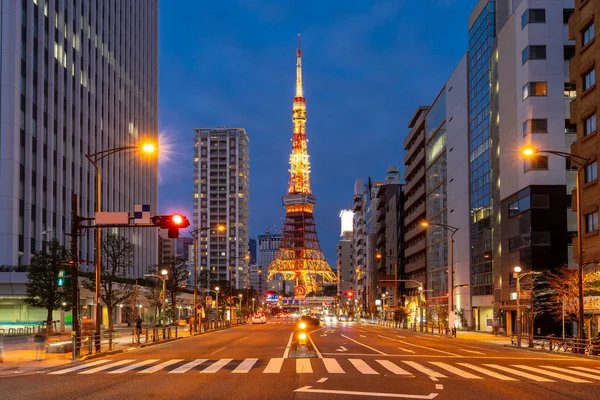 みな区の東京スカイライン都市景観と夕暮れ時の東京タワー 東京タワーは 有名なランドマーク高さ 332 日本で 番目に高いタワー — ストック写真