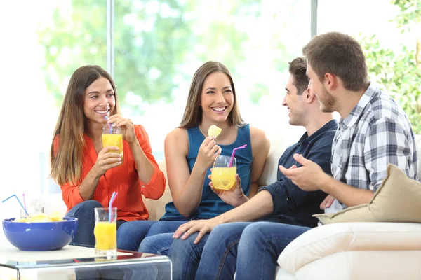 Groep Van Gelukkige Vrienden Praten Chips Eten Drankjes Drinken Zittend — Stockfoto